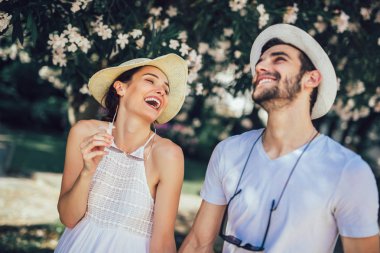 İki aşık. Romantik Çift enyojing Şehir Parkı mutluluk anları. Sevgi ve şefkat, dating, romantizm. 