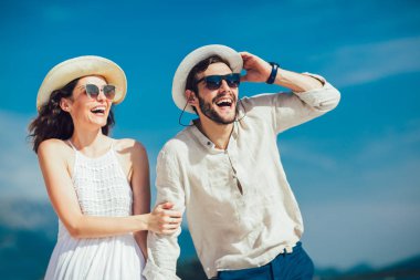 Denizin kenarında yaz zaman zevk aşk, Çift.