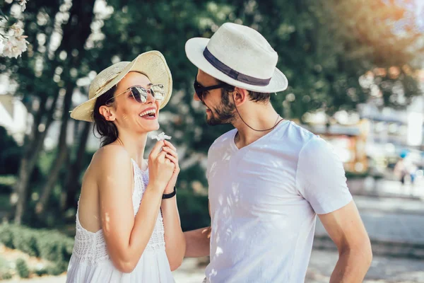 Verliebtes Paar Romantisches Paar Das Sich Glücksmomenten Stadtpark Vergnügt Liebe — Stockfoto