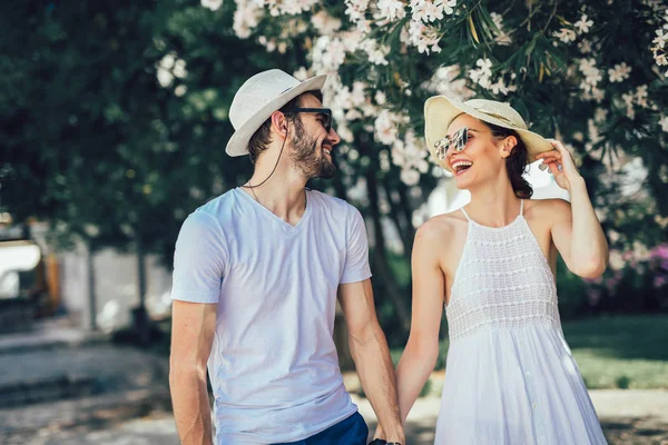 Casal Apaixonado Casal Romântico Enyojing Momentos Felicidade Parque Cidade Amor — Fotografia de Stock