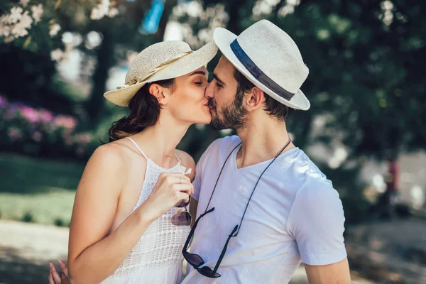 Verliefde Paar Romantische Paar Enyojing Momenten Van Geluk Het Stadspark — Stockfoto