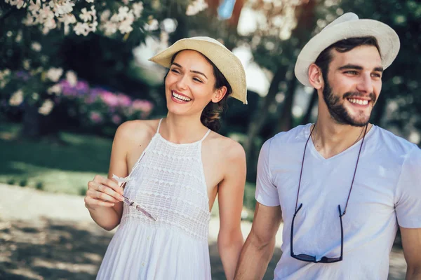 Casal Apaixonado Casal Romântico Enyojing Momentos Felicidade Parque Cidade Amor — Fotografia de Stock