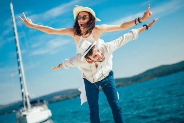 Denizin kenarında yaz zaman zevk aşk, Çift.