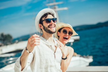 Denizin kenarında yaz zaman zevk aşk, Çift.