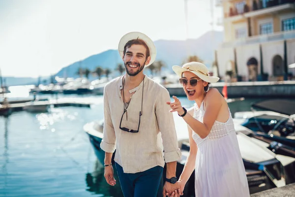 Glückliches Junges Paar Beim Spaziergang Hafen Eines Touristischen Seebades Mit — Stockfoto