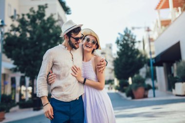 Mutlu genç çift turistik deniz resort tarafından yürüyüş