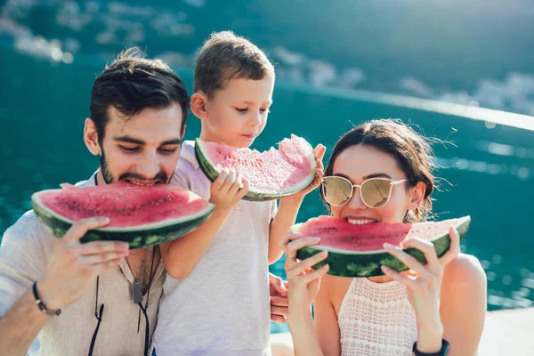 Família Comer Melancia Menino Seus Pais Costa Mar Divertindo Família — Fotografia de Stock