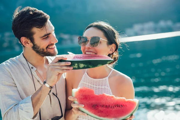 Vrolijk Paar Met Plakjes Watermeloen — Stockfoto