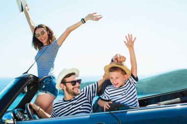 Mutlu aile denize araba ile seyahat. İnsanlar cabriolet eğleniyor. Yaz tatil kavramı
