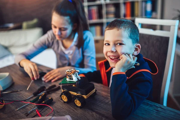 Щасливий Усміхнений Хлопчик Дівчинка Створюють Технічну Іграшку Роблять Робота Технічна — стокове фото