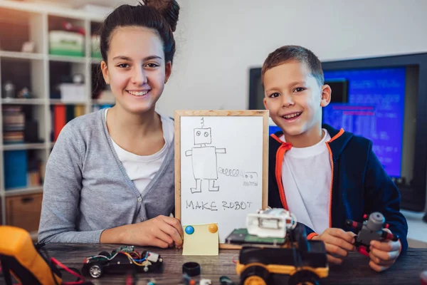 Щасливий Усміхнений Хлопчик Дівчинка Створюють Технічну Іграшку Роблять Робота Технічна — стокове фото