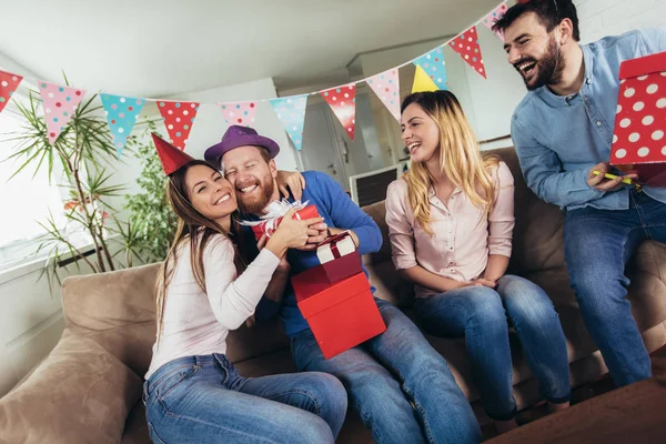 Junge Gruppe Glücklicher Freunde Feiert Geburtstag Hause Und Hat Spaß — Stockfoto