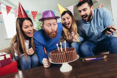 Genç Grup mutlu arkadaşıyla evde Doğum günü kutluyor ve having fun.
