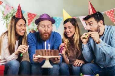 Genç Grup mutlu arkadaşıyla evde Doğum günü kutluyor ve having fun.