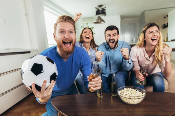 Šťastní Přátelé Nebo Fotbaloví Fanoušci Sledující Fotbal Televizi Oslavující Vítězství — Stock fotografie