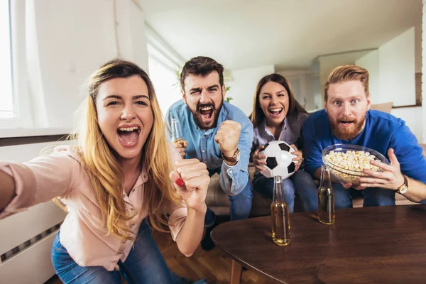 Šťastní Přátelé Nebo Fotbaloví Fanoušci Sledující Fotbal Televizi Oslavující Vítězství — Stock fotografie