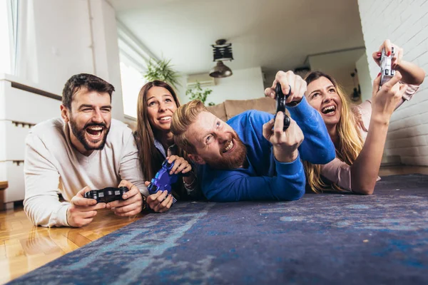 Grupo Amigos Juegan Videojuegos Juntos Casa Divirtiéndose — Foto de Stock