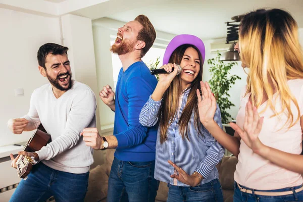 Grupp Vänner Som Spelar Karaoke Hemma Begreppet Vänskap Hemunderhållning Och — Stockfoto