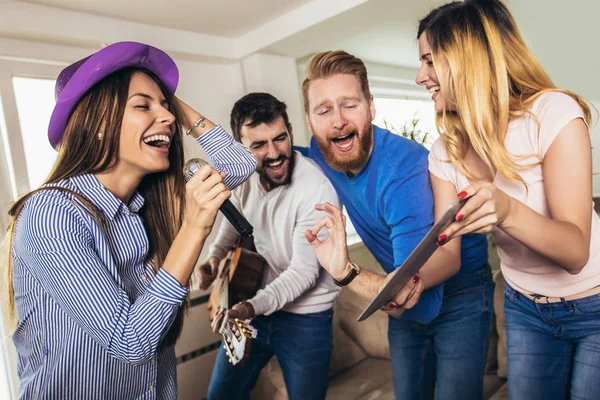 Grupo Amigos Jugando Karaoke Casa Concepto Sobre Amistad Entretenimiento Hogar — Foto de Stock