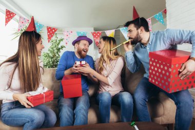 Genç Grup mutlu arkadaşıyla evde Doğum günü kutluyor ve having fun.