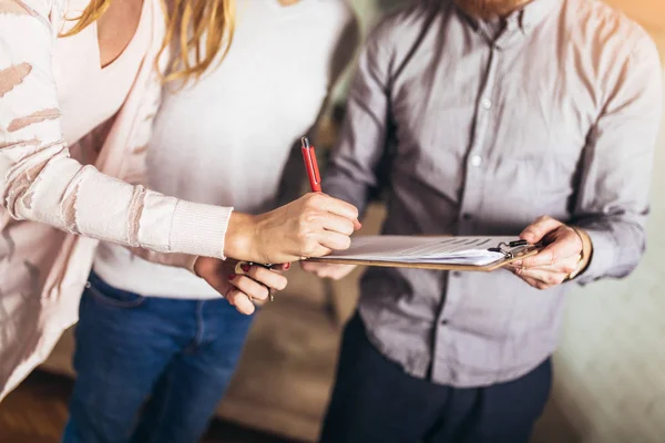 Términos Firma Pareja Contrato Bienes Raíces — Foto de Stock