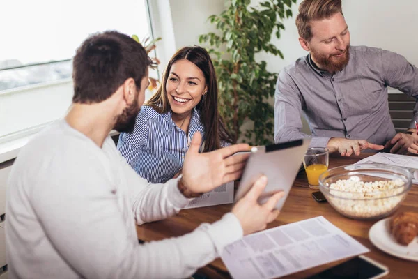 Equipe Start Bem Sucedida Treinamento Equipe Negócios Trabalhando Estratégia Marketing — Fotografia de Stock