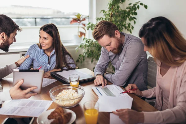 Equipo Puesta Marcha Exitoso Entrenamiento Equipo Negocios Trabajando Estrategia Marketing — Foto de Stock