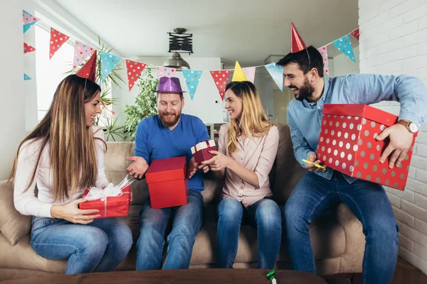 Mladá Skupina Happy Přátelé Slaví Narozeniny Doma Baví — Stock fotografie