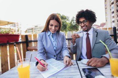İş adamları dijital arıyor tablet ve açık kafe gelecekteki proje planında hakkında tartışmak.