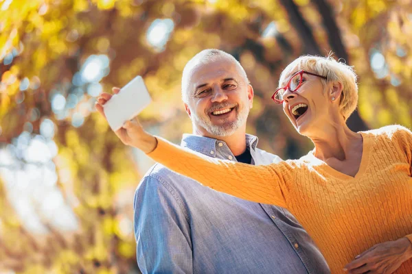 Idosos Ativos Tirando Selfies Deles Divertindo Fora Floresta Outono — Fotografia de Stock