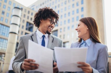 İş adamları dışında toplantısında fikirler tartışıyor.