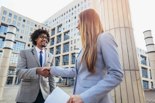 Zakenman Zakenvrouwen Schudden Handen Buiten Kantoor — Stockfoto