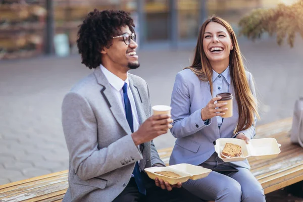 Усміхнені Бізнесмени Паперовими Чашками Сидять Перед Офісною Будівлею Обідня Перерва — стокове фото