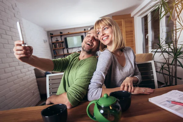 Capturando Diversión Hermosa Pareja Amorosa Joven Vinculándose Entre Haciendo Selfie — Foto de Stock