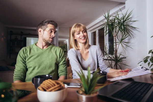 Pasangan Bahagia Dengan Laptop Menghabiskan Waktu Bersama Rumah — Stok Foto