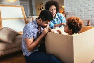 Afro-Amerikan aile, veli ve kutuları açma ve yeni evine taşıdıktan kızı, eğleniyor.