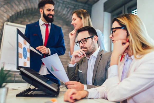 Zakelijke Collega Werken Aan Laptop Modern Kantoor — Stockfoto