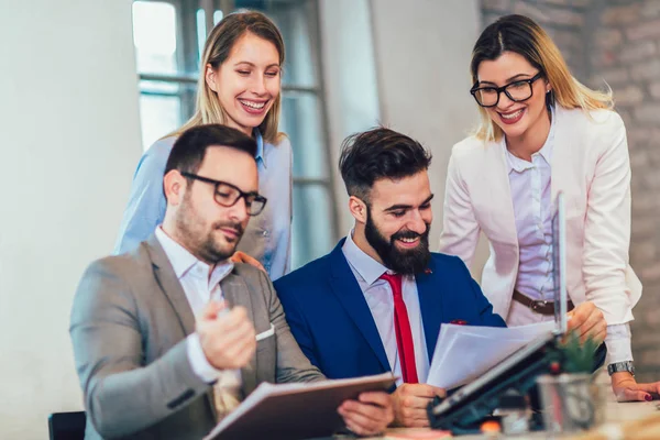 Colleghi Affari Che Lavorano Computer Portatile Ufficio Moderno — Foto Stock