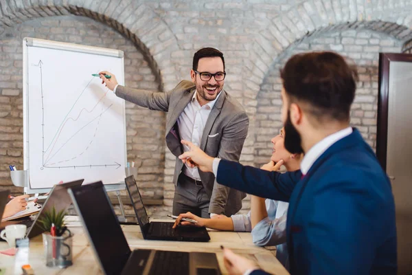 Empresário Quadro Branco Dando Apresentação Sala Reuniões — Fotografia de Stock