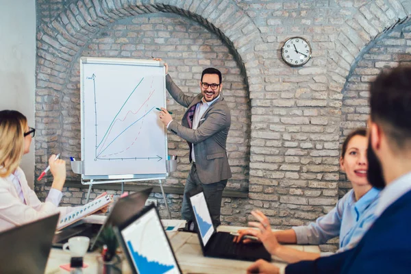 Empresário Quadro Branco Dando Apresentação Sala Reuniões — Fotografia de Stock