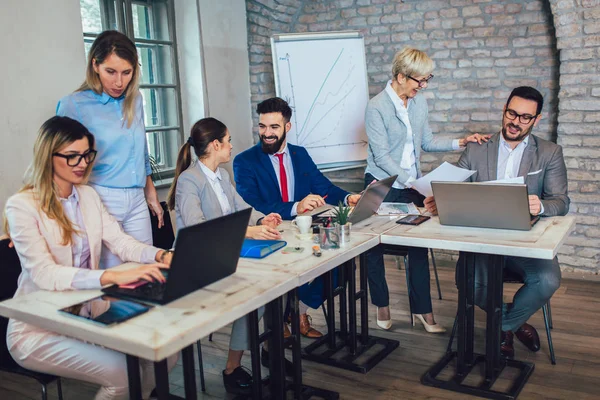 Los Colegas Negocios Que Trabajan Ordenador Portátil Oficina Moderna — Foto de Stock