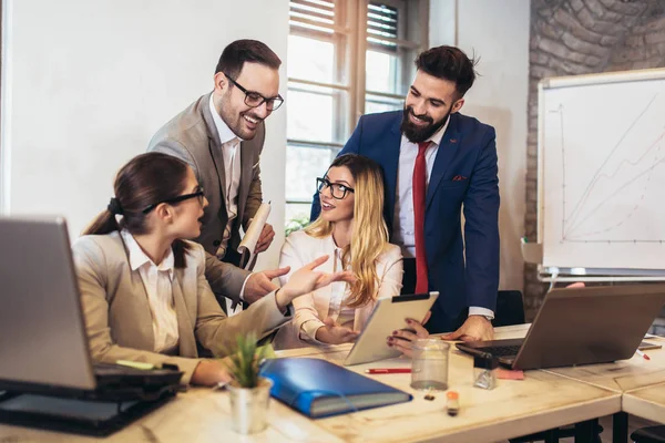 Empresarios Usando Una Tableta Digital Para Discutir Información Con Colega — Foto de Stock