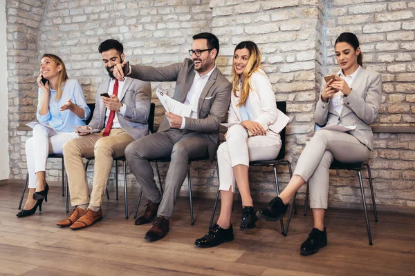 Gente Negocios Esperando Una Entrevista Trabajo Usan Sus Teléfonos Mientras — Foto de Stock