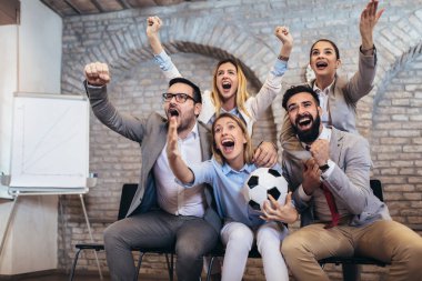 Mutlu iş adamları veya futbol tv ve zaferini kutluyor izlerken futbol taraftarları. Dostluk, spor ve eğlence kavramı.