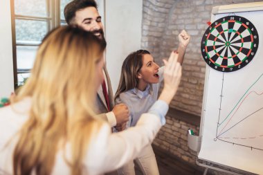 İş adamları takım eğitim semineri, Bina takım sırasında egzersiz yapma Dart oynamak. Kapalı takım oluşturma faaliyetleri.