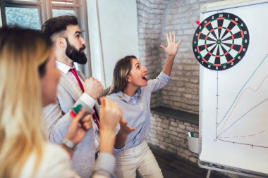 İş adamları takım eğitim semineri, Bina takım sırasında egzersiz yapma Dart oynamak. Kapalı takım oluşturma faaliyetleri.