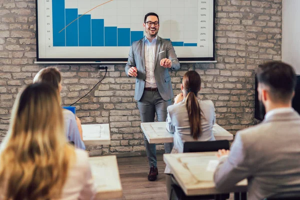 Selbstbewusster Redner Hält Öffentliche Präsentation Mittels Projektor Konferenzraum — Stockfoto