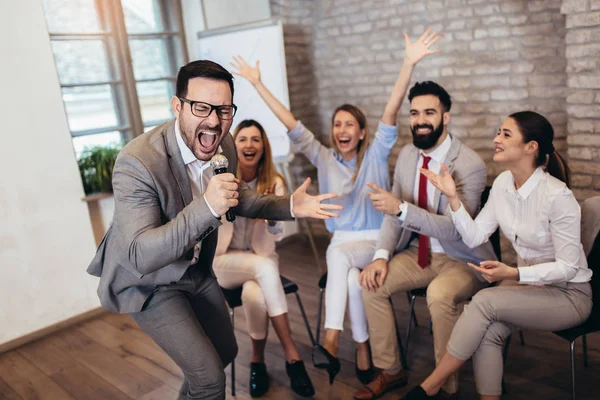 Gente Negocios Haciendo Ejercicio Entrenamiento Equipo Durante Seminario Team Building — Foto de Stock