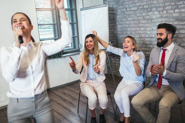 Colegas Negocios Cantando Karaoke Oficina — Foto de Stock