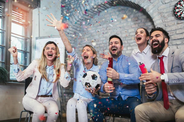 Buoni Uomini Affari Appassionati Calcio Che Guardano Calcio Celebrano Vittoria — Foto Stock